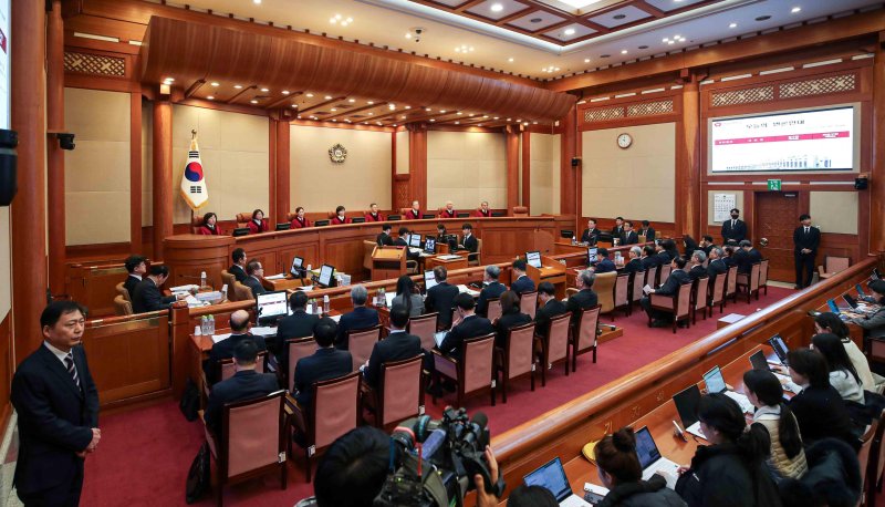 [서울=뉴시스] 사진공동취재단 = 문형배 헌법재판소장 권한대행이 11일 서울 종로구 헌법재판소에서 열린 '윤석열 대통령 탄핵심판 7차 변론'을 주재하고 있다. 2025.02.11. photo@newsis.com