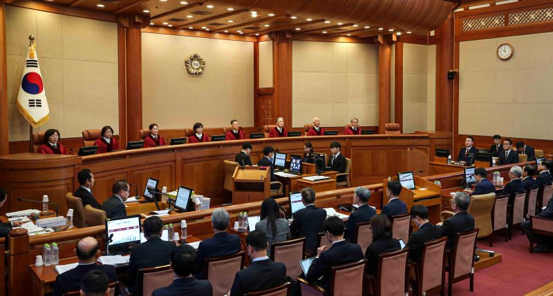 [서울=뉴시스] 사진공동취재단 = 문형배 헌법재판소장 권한대행이 11일 서울 종로구 헌법재판소에서 열린 '윤석열 대통령 탄핵심판 7차 변론'을 주재하고 있다. 2025.02.11. photo@newsis.com