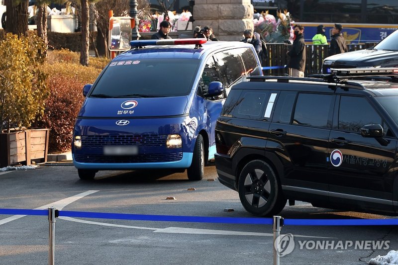 헌법재판소로 들어서는 윤석열 대통령 호송차량 (출처=연합뉴스)