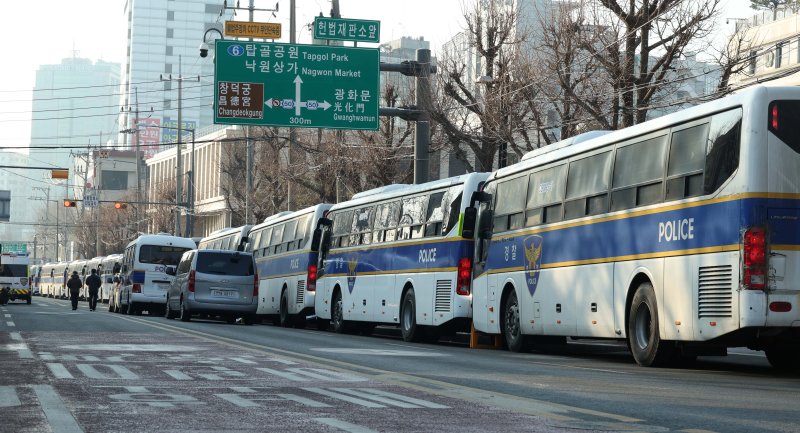 [서울=뉴시스] 고범준 기자 = 윤석열 대통령 탄핵 심판 7차 변론기일인 11일 오전 서울 종로구 헌법재판소 인근에 경찰버스 차벽이 세워져 있다. 2025.02.11. bjko@newsis.com