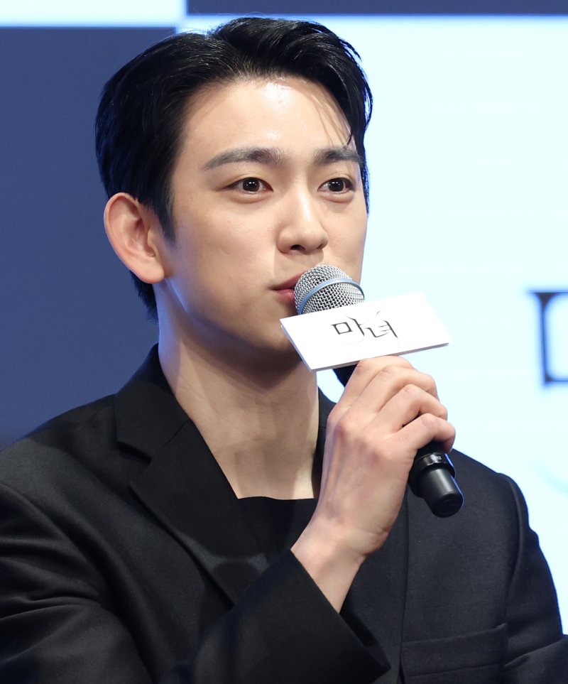 배우 박진영이 11일 서울 구로구 더세인트에서 열린 채널A 새 토일드라마 '마녀' 제작발표회에서 인사말을 하고 있다. '마녀'는 마녀라 불리는 여자를 둘러싼 불운의 법칙을 깨고자 하는 남자 ‘동진’(박진영)과 비극의 씨앗이 되어 세상으로부터 스스로를 단절한 여자 ‘미정’(노정의)이 포기하지 않는 여정 끝에 서로의 구원이 되는 미스터리 로맨스다. 2025.2.11/뉴스1 ⓒ News1 권현진 기자