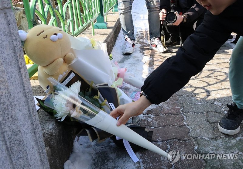 '아가, 아프지 말고 편히 눈 감으렴' 학교 앞은 추모 물결