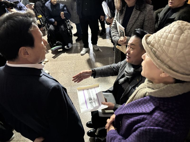 "장애인 상습 학대 시설 폐쇄하라" 울산시청에 몰려온 부모들 격분