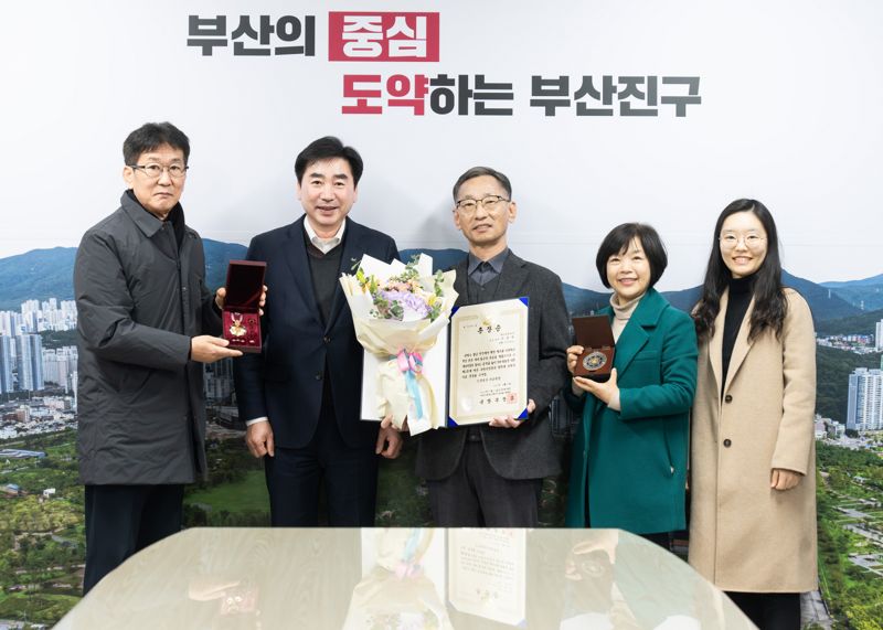 고(故) 이병한 하사의 아들 이충기씨(왼쪽 세번째)와 유가족. 부산진구 제공