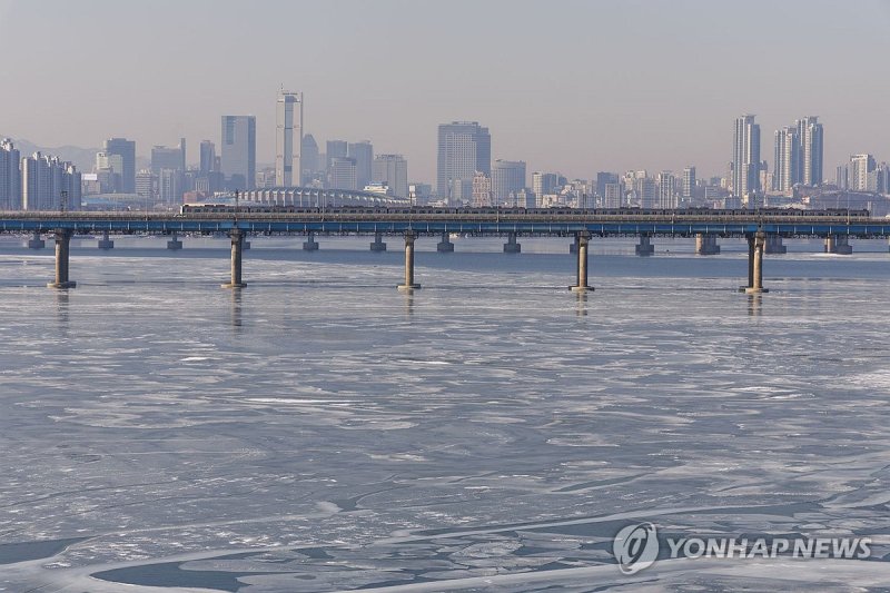 일주일째 이어진 입춘 추위, 서울 도심 한강 상류는 유빙 가득 (출처=연합뉴스)