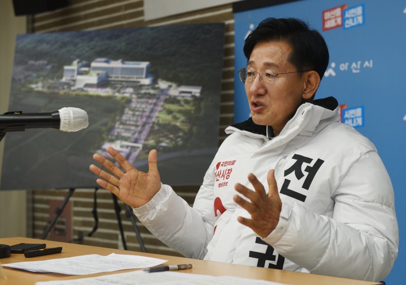 [아산=뉴시스] 11일 충남 아산시장 재선거 국민의힘 전만권 예비후보가 언론인 간담회에서 경찰병원 유치 포부를 밝히고 있다. 2025.2.11 spacedust1@newsis.com *재판매 및 DB 금지