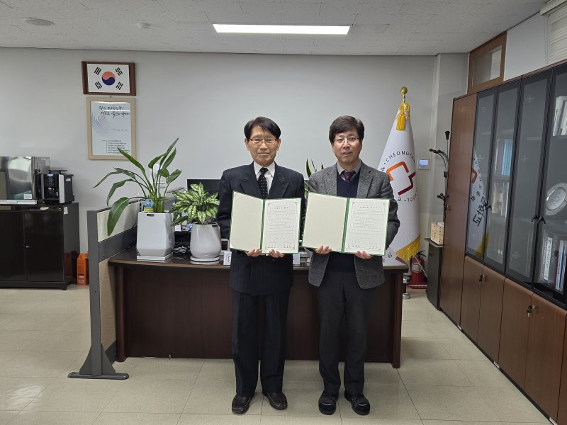 [대전=뉴시스] 우송정보대와 충남 청양고 자매결연 협약식 기념촬영. (사진=우송정보대 제공) 2025.02.11. photo.newsis.com *재판매 및 DB 금지