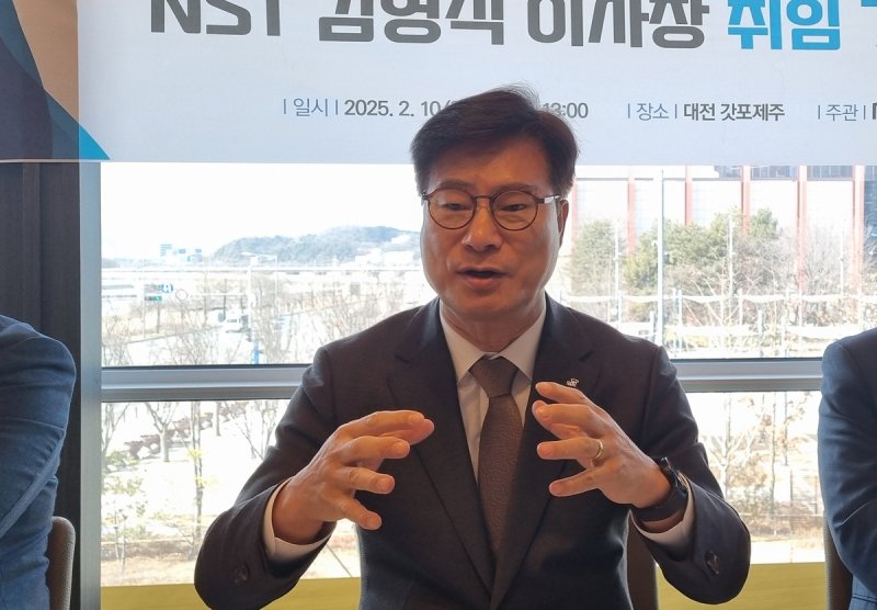 기자간담회 하는 김영식 이사장 (출처=연합뉴스)