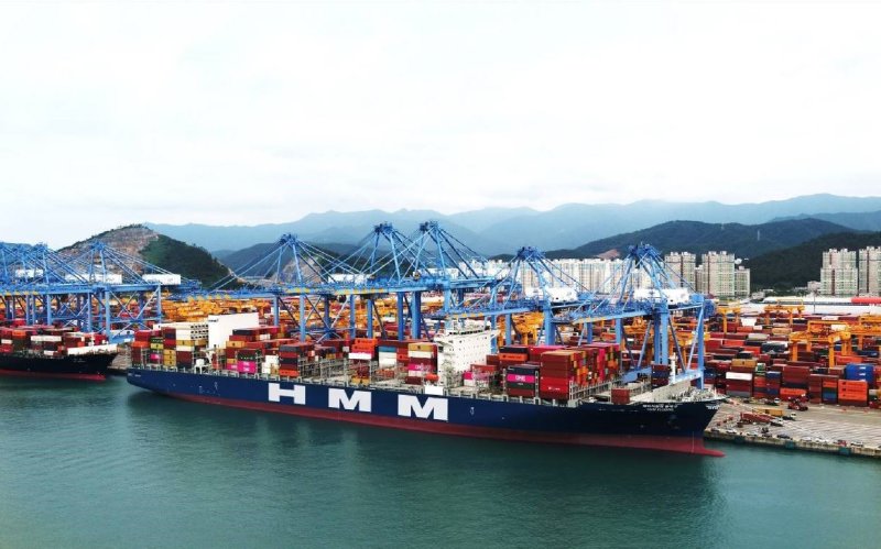 HMM의 1만1000TEU(1TEU는 20피트 컨테이너 1개)급 컨테이너선 블레싱호의 모습. 뉴시스