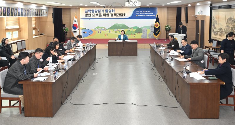 [제주=뉴시스] 11일 오전 제주도의회 대회의실에서 '골목형상점가 활성화 방안 모색을 위한 정책간담회'가 열리고 있다. (사진=제주도의회 제공) 2025.02.11. photo@newsis.com *재판매 및 DB 금지