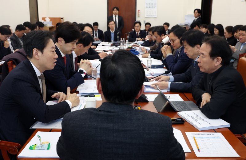 [서울=뉴시스] 고승민 기자 = 11일 서울 여의도 국회에서 열린 기획재정위원회 제1차 조세소위원회에서 박수민 국민의힘 간사가 발언하고 있다. 2025.02.11. kkssmm99@newsis.com