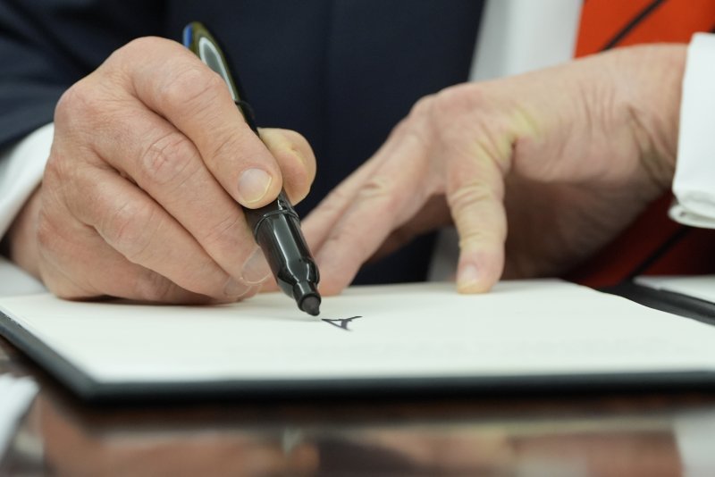 [워싱턴=AP/뉴시스] 도널드 트럼프 미국 대통령이 10일(현지 시간) 백악관 집무실에서 철강과 알루미늄 제품 관세 부과에 관한 포고문에 서명하고 있다. 2025.02.11.