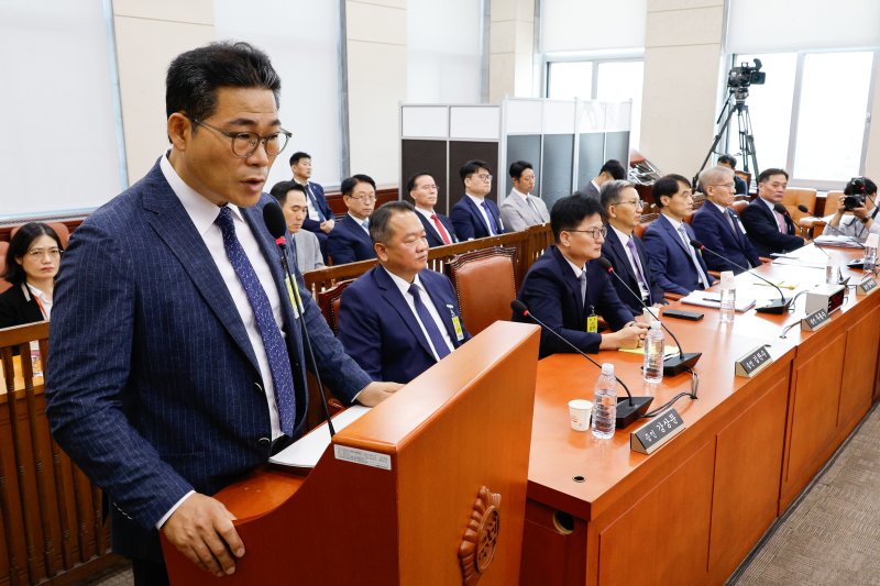 백해룡 경정(전 영등포서 형사과장)이 20일 오전 서울 여의도 국회 행정안전위원회에서 열린 마약수사 외압 의혹 관련 청문회에서 의원 질의에 답하고 있다. 왼쪽 세번째는 김찬수 대통령실 지방시대비서관실 행정관(전 영등포서장). 백 경정은 김 전 서장이 세관 마약 사건과 관련 "용산에서 심각하게 보고 있다＂며 수사에 압박을 가했다고 주장, 김 전 서장은 이와 같은 지시를 한적이 없다며 반박하고 있다. 2024.8.20/뉴스1 ⓒ News1 안은나 기자