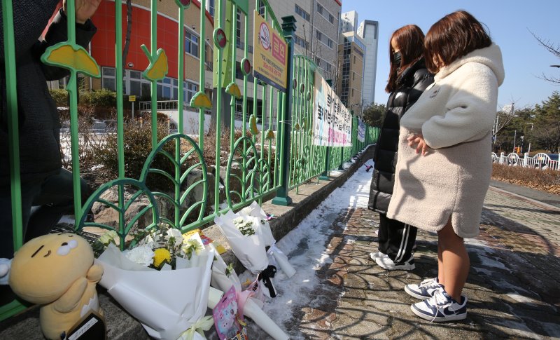 지난 10일 대전 서구 한 초등학교에서 1학년 A양이 교사에 의해 흉기에 찔려 사망하는 사고가 발생했다. 11일 범행이 발생한 학교에서 같은 학교 학생들이 A양을 추모하고 있다. 2025.2.11/뉴스1 ⓒ News1 김기태 기자