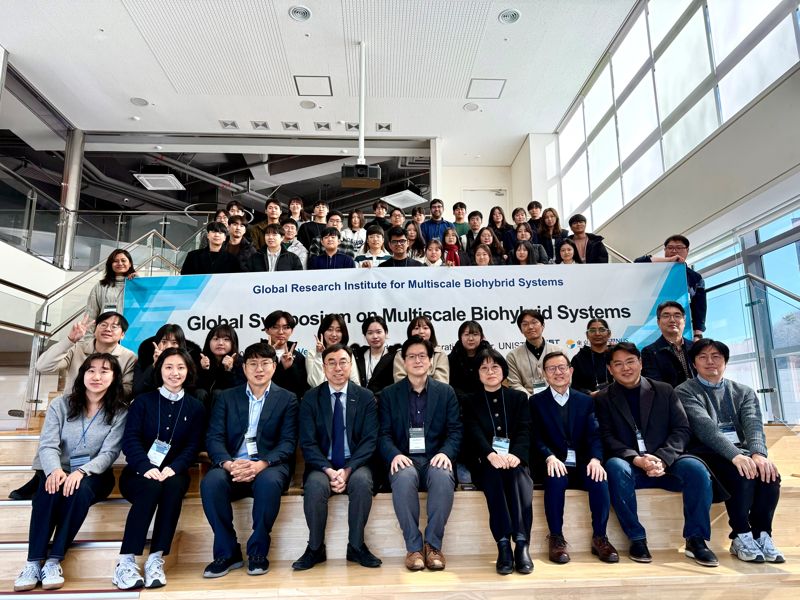 지난 9~10일 유니스트 산학협력관에서 ‘다중스케일 바이오하이브리드 시스템 국제 심포지엄’이 열렸다. 과기부 지원 ‘첨단바이오 글로벌 공동연구센터’ 선정 기념으로 열린 이날 행사에는 도쿄대, 싱가포르국립대 등 80여 명의 연구자가 참석했다. 유니스트 제공