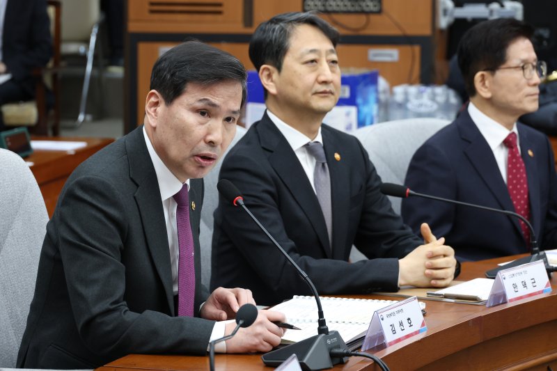 김선호 국방부장관 직무대행이 10일 오전 서울 여의도 국회에서 열린 K-방산수출 지원을 위한 당정협의회에서 발언하고 있다. 2025.2.10/뉴스1 ⓒ News1 이광호 기자