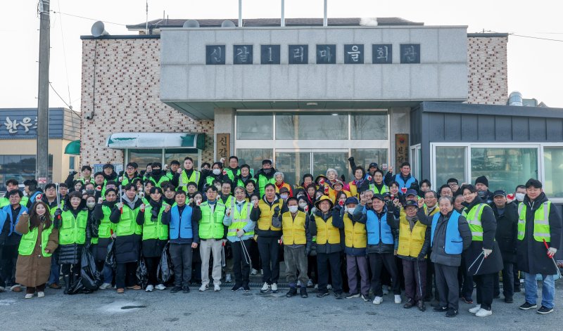 [이천=뉴시스] 김진아 기자 = 염영남 뉴시스 대표이사 사장, 이종성 시몬스 생산·물류전략부문 부사장이 11일 경기 이천 신갈1,2리 일대에서 플로깅(Plogging·조깅을 하면서 쓰레기를 줍는 활동) 봉사활동을 시작하기 앞서 임직원을 비롯한 신갈1,2리 마을주민들과 기념촬영을 하고 있다. 염영남 뉴시스 대표이사와 임직원들로 이루어진 뉴시스 자원봉사단은 이날 시몬스의 '플로깅' 봉사활동을 함께했다. 시몬스는 ESG(환경·사회·지배구조) 경영의 일환으로 2023년부터 플로깅을 진행해왔으며, 농특산물 직거래 장터 '파머스 마켓 운영'과