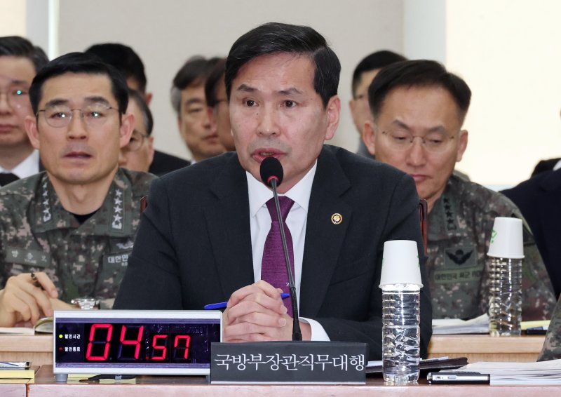 [서울=뉴시스] 조성우 기자 = 김선호 국방부 장관 직무대행이 11일 오후 서울 여의도 국회에서 열린 국방위원회 전체회의에서 의원 질의에 답변하고 있다. 2025.02.11. xconfind@newsis.com