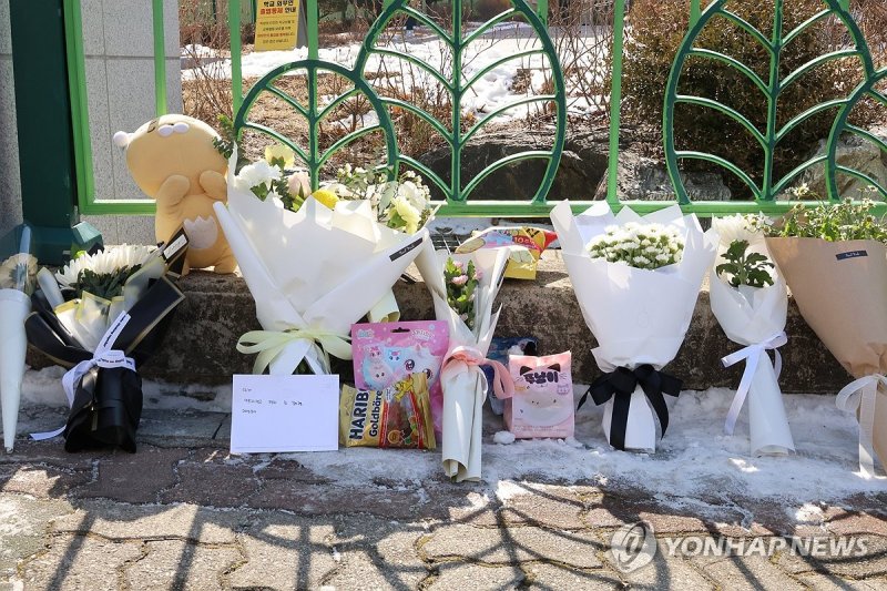 학교에 모여든 추모 물결 (출처=연합뉴스)