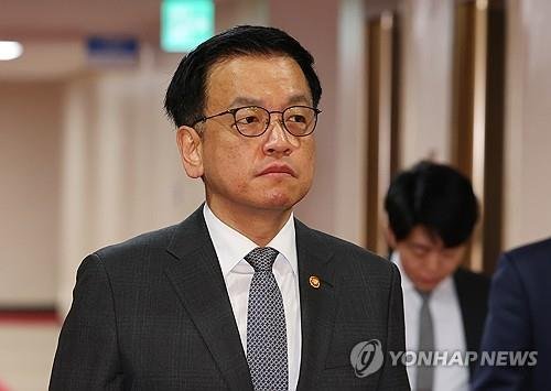 국무회의장 입장하는 최상목 대통령 권한대행 (출처=연합뉴스)