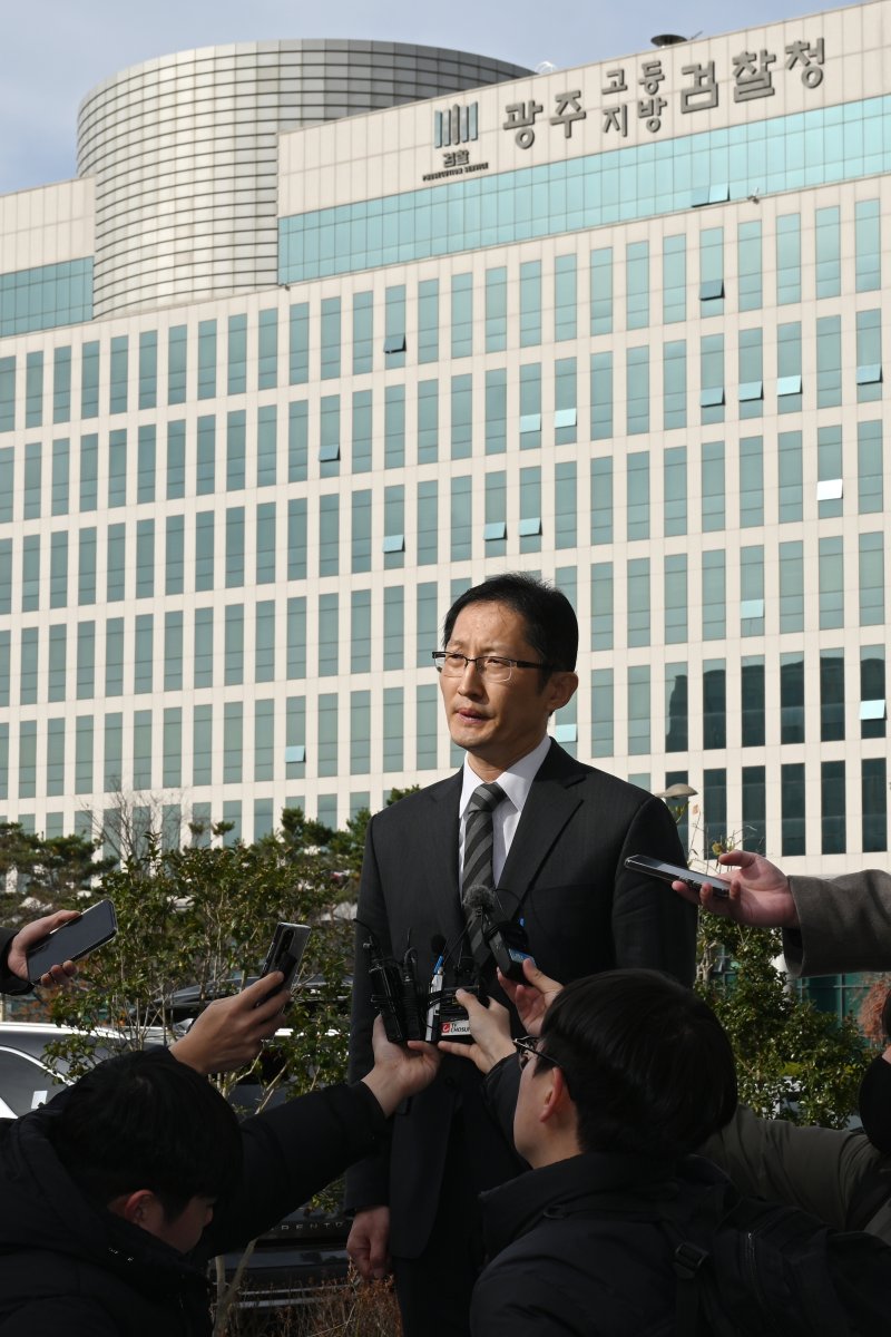 [광주=뉴시스] 2009년 전남 순천의 한 마을에서 발생한 '청산가리 막걸리 살인 사건' 부녀의 재심 첫 재판이 열린 2024년 12월3일 오후 광주고등법원 앞에서 부녀의 법률 대리인을 맡은 박준영 변호사가 기자들의 질문에 답변하고 있다. (사진=뉴시스 DB). photo@newsis.com