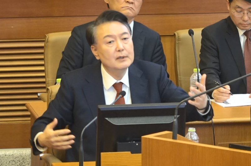 윤석열 대통령이 11일 서울 종로구 헌법재판소에서 열린 본인의 탄핵심판 7차 변론에 피청구인으로 출석해 발언하고 있다./사진=헌법재판소 제공, 연합뉴스