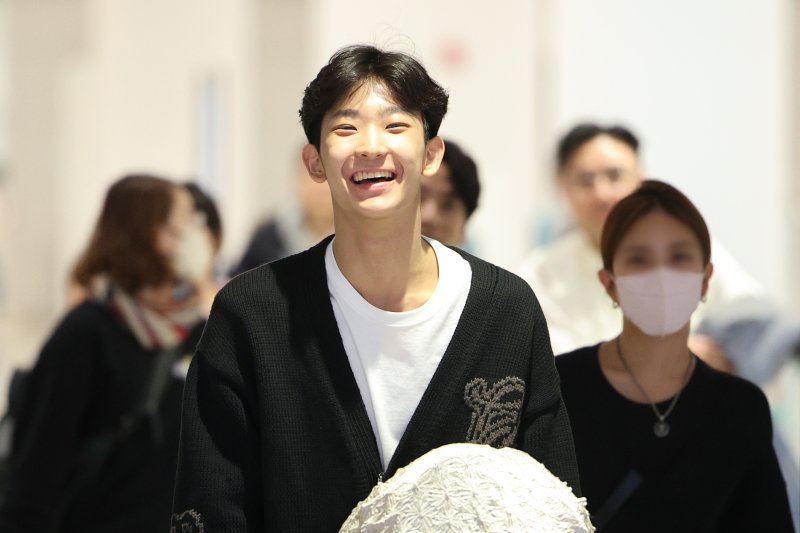 한국 발레리노 최초로 로잔 콩쿠르에서 우승한 16세 발레리노 박윤재가 11일 오후 인천국제공항 2터미널을 통해 귀국하고 있다. 박윤재는 지난 8일(현지시각) 스위스 로잔에서 열린 로잔발레콩쿠르에서 1위를 차지하는 쾌거를 이뤘다. 로잔 발레 콩쿠르는 세계 5대 발레 콩쿠르로 꼽히며 15~18세 학생들만 참가할 수 있는 까닭에 '무용수들의 등용문'으로 불린다. 2025.2.11/뉴스1 ⓒ News1 신웅수 기자