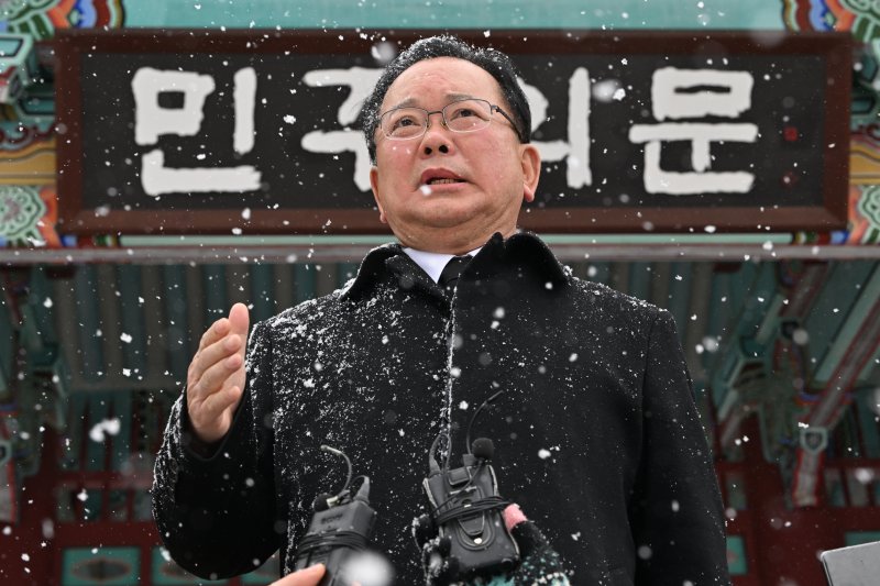 [광주=뉴시스] 이영주 기자 = 김부겸 전 국무총리가 7일 오전 광주 북구 운정동 국립5·18민주묘지에서 취재진 질문에 답변하고 있다. 2025.02.07. leeyj2578@newsis.com