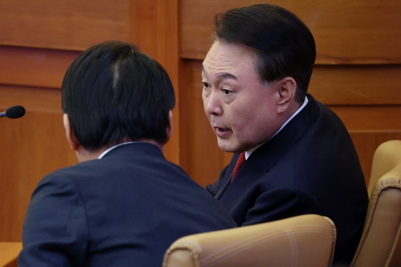 윤석열 대통령이 11일 서울 종로구 헌법재판소에서 열린 탄핵심판 7차 변론기일에 출석해 변호인과 대화하고 있다. 2025.2.11/뉴스1 ⓒ News1 사진공동취재단