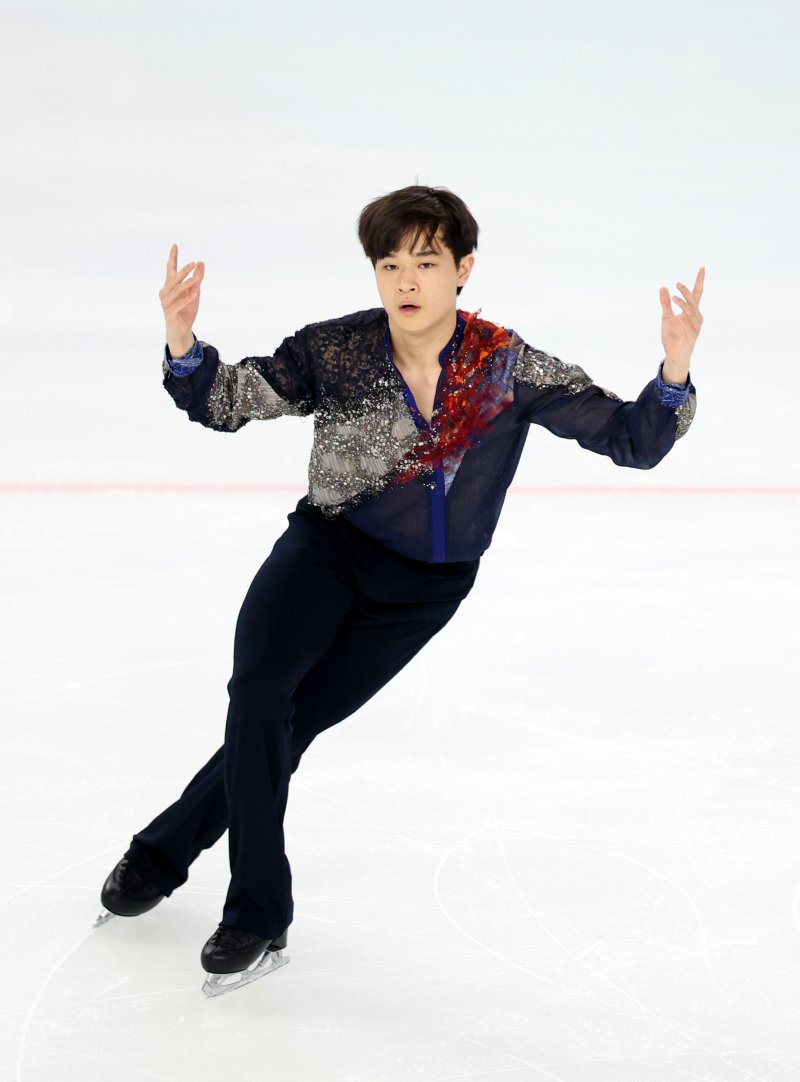 [하얼빈(중국)=뉴시스] 김선웅 기자 = 11일(현지 시간) 중국 하얼빈 헤이룽장 빙상훈련센터에서 열린 2025 하얼빈 동계 아시안게임 피겨스케이팅 남자 싱글에 출전한 김현겸이 연기를 선보이고 있다. 2025.02.11. mangusta@newsis.com