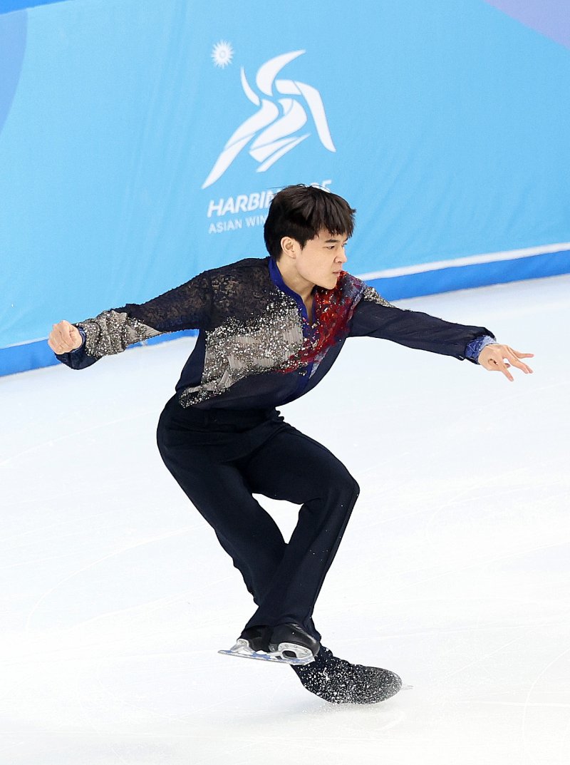[하얼빈(중국)=뉴시스] 김선웅 기자 = 11일(현지 시간) 중국 하얼빈 헤이룽장 빙상훈련센터에서 열린 2025 하얼빈 동계 아시안게임 피겨스케이팅 남자 싱글에 출전한 김현겸이 경기 중 넘어지고 있다. 2025.02.11. mangusta@newsis.com
