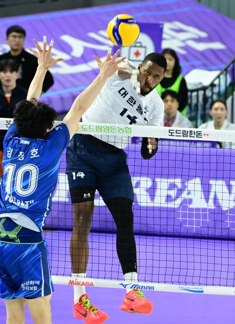 스파이크하는 대한항공의 요스바니 (출처=연합뉴스)