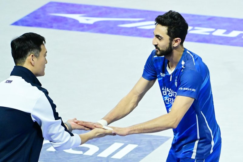 김상우 감독과 하이파이브하는 삼성화재 파즐리(오른쪽) (출처=연합뉴스)