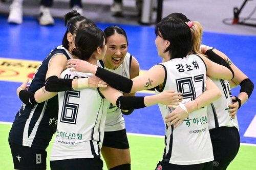 득점 후 기뻐하는 도로공사 선수들 (출처=연합뉴스)