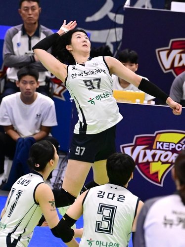 스파이크하는 도로공사의 강소휘(중앙) (출처=연합뉴스)