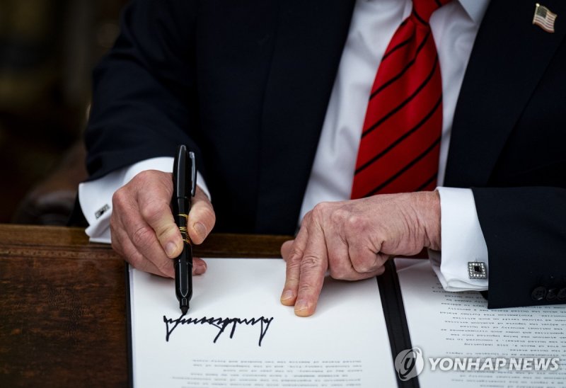 행정명령에 서명하는 도널드 트럼프 미 대통령 (출처=연합뉴스)