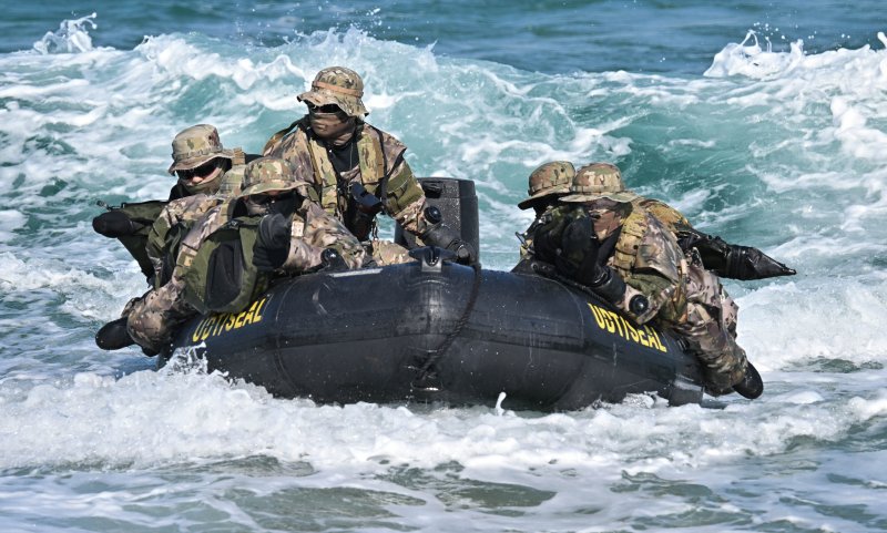해군 특전요원(UDT/SEAL)들이 11일 강원도 동해안 일대에서 고속고무보트를 타고 임무수행지역 근해까지 이동하는 '고속기동 항해 훈련'을 하고 있다. (해군 제공) 2025.2.11/뉴스1