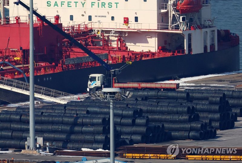 평택항에 쌓인 철강 제품 (출처=연합뉴스)