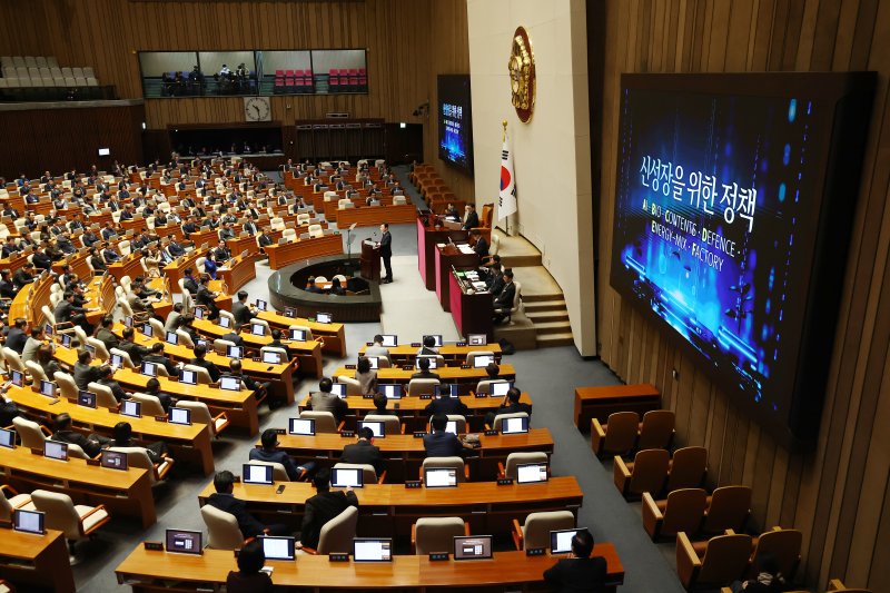 이재명 더불어민주당 대표가 10일 오전 서울 여의도 국회에서 열린 본회의에서 교섭단체 대표연설을 하고 있다. 2025.2.10/뉴스1 ⓒ News1 김민지 기자