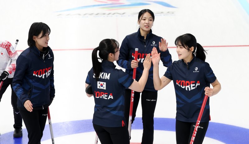 9일(현지시간) 중국 헤이룽장성 하얼빈시 핑팡컬링아레나에서 열린 하얼빈 동계아시안게임 컬링 라운드로빈 한국과 일본의 경기에서 6대4로 승리한 한국 대표팀이 기뻐하고 있다. 2025.2.9/뉴스1 ⓒ News1 이승배 기자