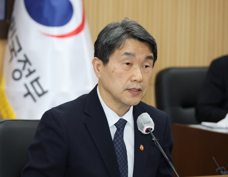[서울=뉴시스] 이주호 사회부총리 겸 교육부 장관이 지난 11일 오후 정부세종청사에서 열린 사회관계장관회의에서 모두발언을 하는 모습 (사진=교육부 제공) 2025.02.11. photo@newsis.com *재판매 및 DB 금지