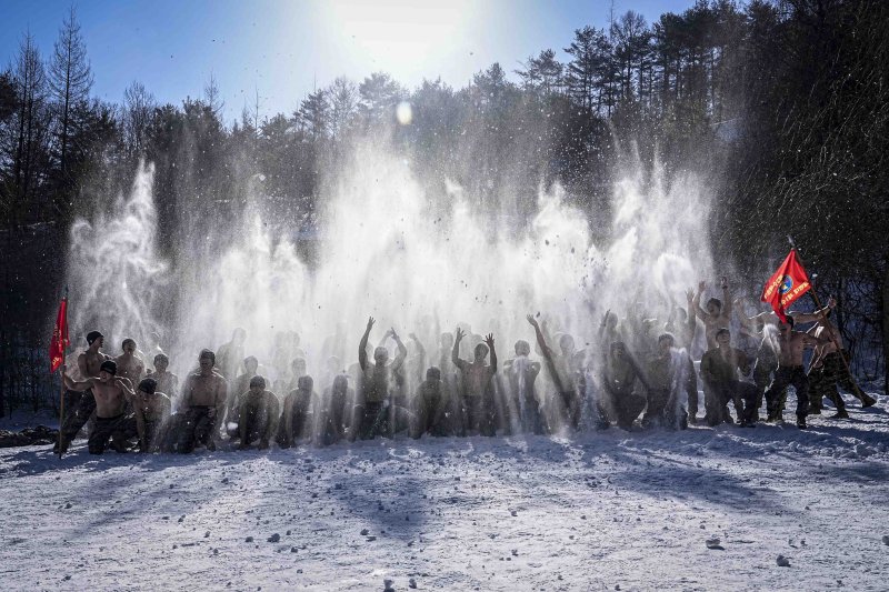 해병대 수색대대 장병들이 지난 4일부터 28일까지 진행되는 25년 동계 설한지 훈련에서 파이팅을 외치고 있다. 사진=해병대사령부 제공