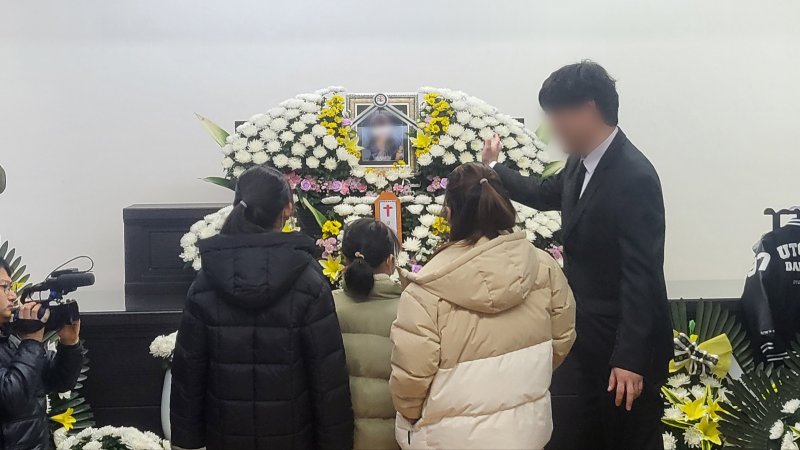 [대전=뉴시스] 송승화 기자= 교사가 휘두른 흉기에 찔려 숨진 김하늘양의 친구들이 11일 시신이 안장돼 있는 대전 서구 건양대병원병원 장례식장 빈소를 방문,김 양 아버지의 안내를 받아 조문하고 있다. 2025.02.11. ssong1007@newsis.com