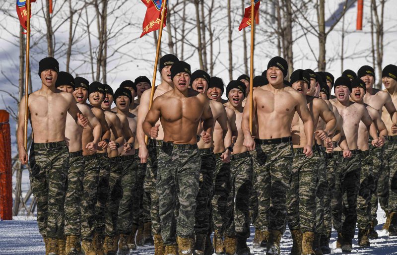 해병대 사령부는 해병대 특수수색대대와 1·2사단 수색대대가 지난 4일부터 28일까지 강원도 평창 산악종합훈련장과 황병산 일대에서 '25년 동계 설한지 훈련을 실시하고 있다고 12일 밝혔다. 해병대 수색대대 장병들이 영하의 날씨와 강설을 극복하며, 강인한 체력과 해병대정신을 함양하기 위한 체력단련(PT, 구보)을 실시하고 있다. 사진=해병대사령부 제공