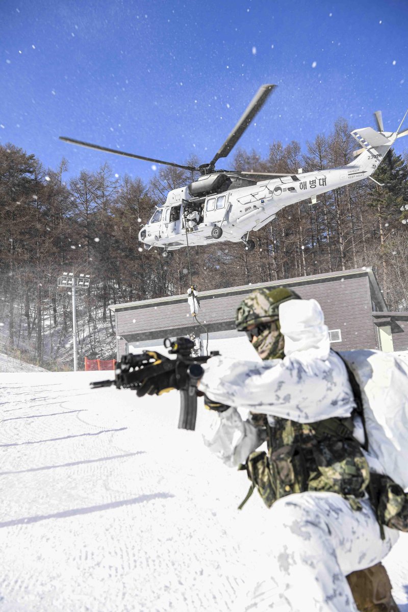 해병대 사령부는 해병대 특수수색대대와 1·2사단 수색대대가 지난 4일부터 28일까지 강원도 평창 산악종합훈련자오가 황병산 일대에서 '25년 동계 설한지 훈련을 실시하고 있다고 12일 밝혔다.해병대 수색대대 장병들이 상륙기동헬기(마린온)로 기동 후, 패스트로프로 신속히 침투하며 주변을 경계하고 있다. 사진=해병대사령부 제공