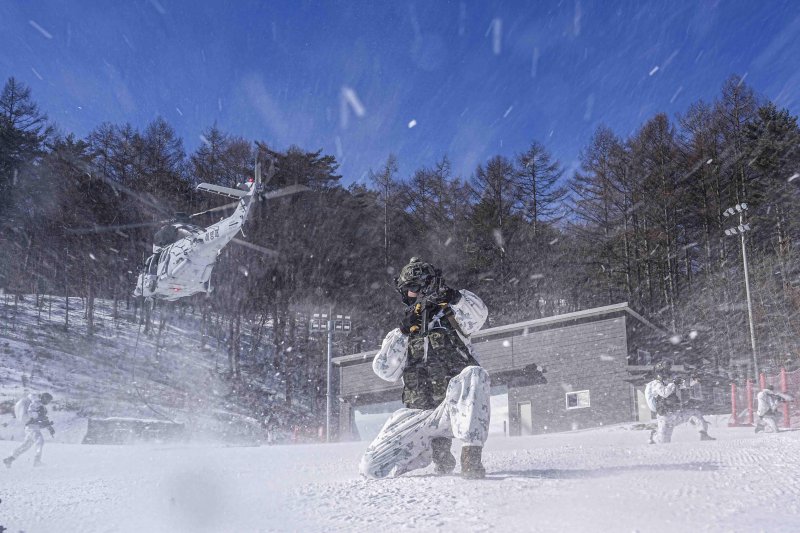 해병대 사령부는 해병대 특수수색대대와 1·2사단 수색대대가 지난 4일부터 28일까지 강원도 평창 산악종합훈련자오가 황병산 일대에서 '25년 동계 설한지 훈련을 실시하고 있다고 12일 밝혔다.해병대 수색대대 장병들이 상륙기동헬기(마린온)로 기동 후, 패스트로프로 신속히 침투하며 주변을 경계하고 있다. 사진=해병대사령부 제공