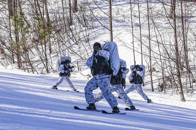 해병대 사령부는 해병대 특수수색대대와 1·2사단 수색대대가 지난 4일부터 28일까지 강원도 평창 산악종합훈련장과 황병산 일대에서 '25년 동계 설한지 훈련을 실시하고 있다고 12일 밝혔다.해병대 수색대대 장병들이 팀단위 대형을 유지한 채 노르딕 스키를 활용해 은밀하고 신속하게 기동하고 있다. 사진=해병대사령부 제공