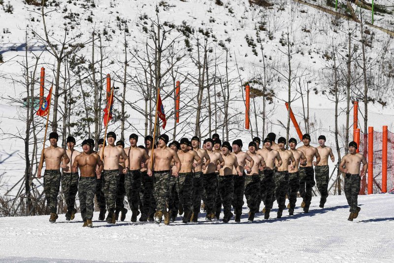 해병대 사령부는 해병대 특수수색대대와 1·2사단 수색대대가 지난 4일부터 28일까지 강원도 평창 산악종합훈련장과 황병산 일대에서 '25년 동계 설한지 훈련을 실시하고 있다고 12일 밝혔다.해병대 수색대대 장병들이 영하의 날씨와 강설을 극복하며, 강인한 체력과 해병대정신을 함양하기 위한 체력단련(PT, 구보)을 실시하고 있다. 사진=해병대사령부 제공
