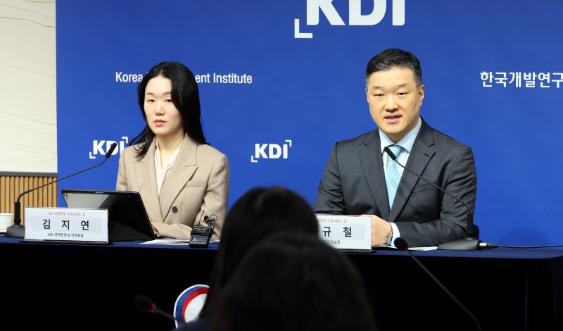 [세종=뉴시스] 강종민 기자 = KDI 정규철 경제전망실장과 김지연 경제전망실 전망총괄이 11일 세종시 정부세종청사에서 2025년 국내경제 수정 전망을 발표하고 있다. KDI는 대내외 경제 여건 악화로 내수와 수출 증가폭이 모두 축소될 것을 우려하며 경제성장률 전망치를 기존보다 0.4%P 낮은 1.6%P로 하향 조정한다고 밝혔다. 2025.02.11. ppkjm@newsis.com