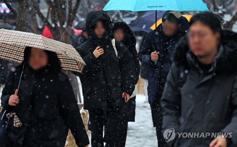 눈 내리는 아침, 출근 재촉하는 시민들 (출처=연합뉴스)